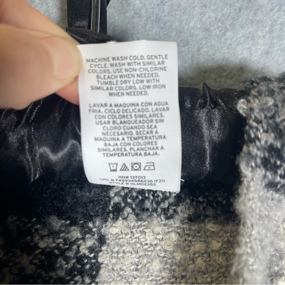Woolrich Cozy Amelia Plaid Blanket Wrap Poncho Black Grey White Soft One Size - Picture 8 of 8